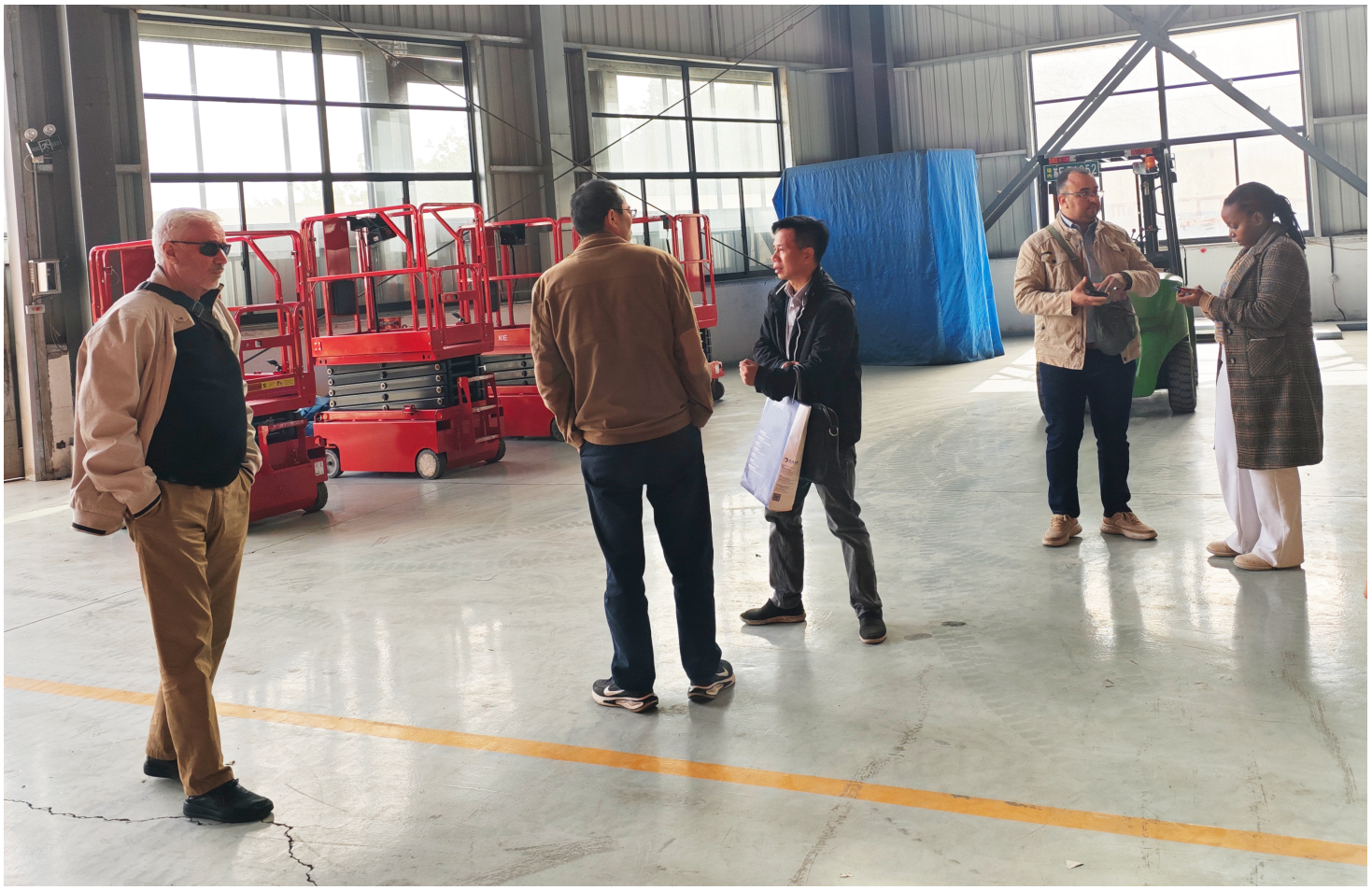 Eine algerische Kundendelegation besucht Zhejiang Wizplus Smart Equipment Ltd und lobt die Sicherheit und fortschrittlichen Technologien von Hebebühnen